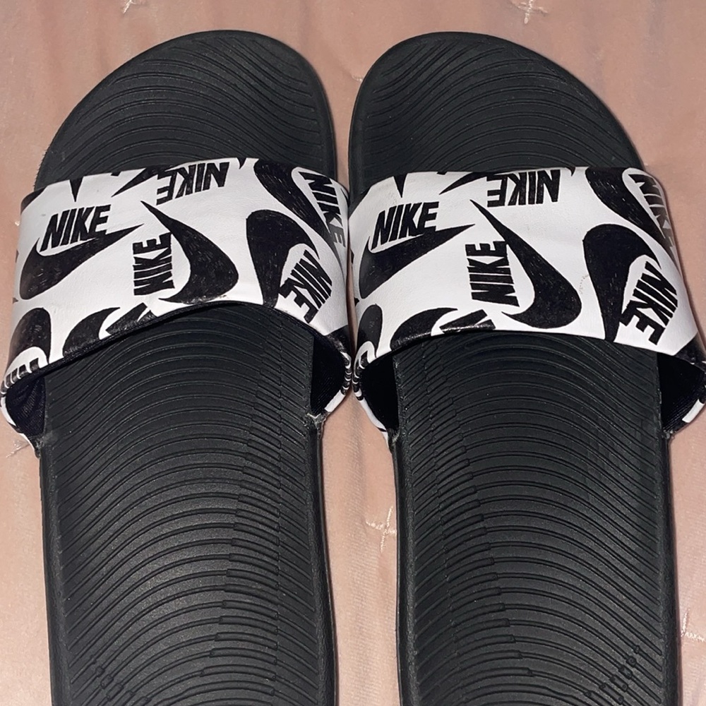Nike - Picture 4 of 5